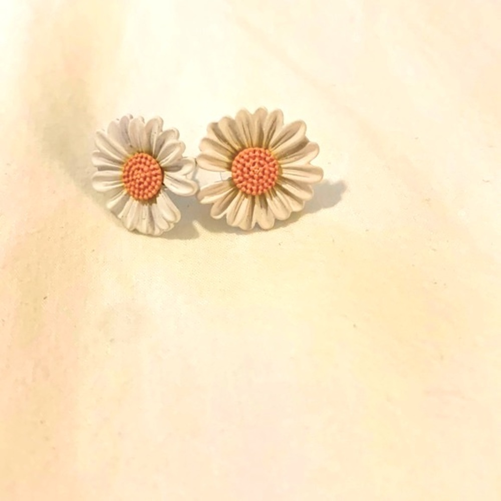 🌼🌼 Sweet daisy stud earrings 🌼🌼